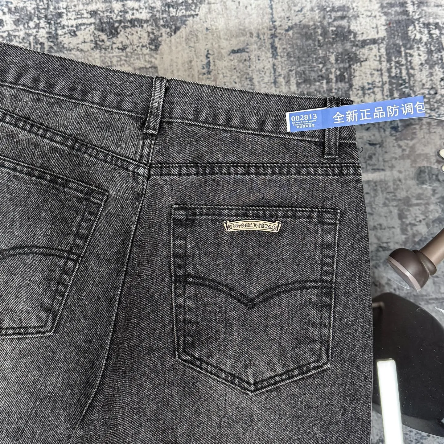 P300 Chrome Hearts CH Chrome Hearts three-color patchwork leather grimace element rapper Nomi's same style cross jeans, truly restores the ultimate vintage texture (no original standard flat version) Italian special cowhide print and then cut, custom-made sheepskin three-layer thick line leather, the whole body is spliced in heavy water washing process, craftsmen hand-splash ink, you can see the details, three-dimensional cutting version, loose and comfortable, not picky about the figure, tall and slim, factory Seiko, original factory quality control, same style for men and women Can be matched with couples. Versatile recommendation. Must-have jeans for all seasons. Color: black Size: S-XL (28-36)
